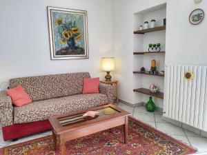 un soggiorno con divano e tavolo di Apartment Casa Riboni by Interhome a Luino