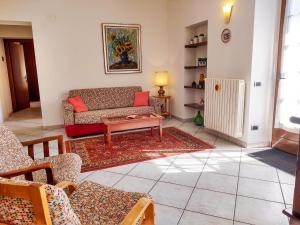 un soggiorno con divano e tavolo di Apartment Casa Riboni by Interhome a Luino
