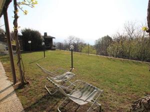 einen Stuhl auf dem Rasen im Hof in der Unterkunft Holiday Home Mauro I by Interhome in Trarego Viggiona