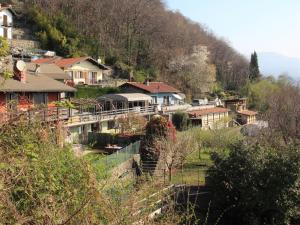 Trarego ViggionaにあるHoliday Home Mauro I by Interhomeの家並木の集落