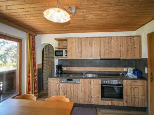 Kuchyň nebo kuchyňský kout v ubytování Holiday Home Hussl by Interhome