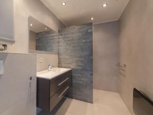 Um banheiro em Apartment Residentie Astrid-6 by Interhome