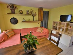 sala de estar con sofá y mesa en Apartment Mariella by Interhome, en Mazzo di Valtellina