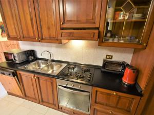 cocina con fregadero y fogones en Apartment Mariella by Interhome, en Mazzo di Valtellina