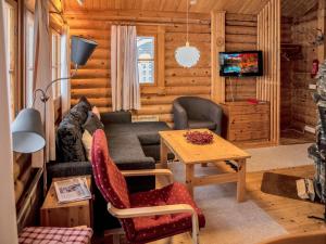 - un salon avec un canapé et une table dans l'établissement Holiday Home Yllästys 6 by Interhome, à Ylläsjärvi