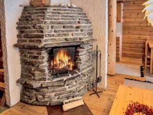 ユッラスヤルヴィにあるHoliday Home Yllästys 6 by Interhomeの石造りの暖炉のあるリビングルーム