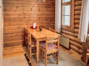 - une table en bois dans une chambre dotée d'un mur en bois dans l'établissement Holiday Home Yllästys 6 by Interhome, à Ylläsjärvi