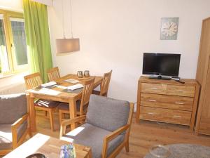 Televízia a/alebo spoločenská miestnosť v ubytovaní Apartment Birkenwald-1 by Interhome