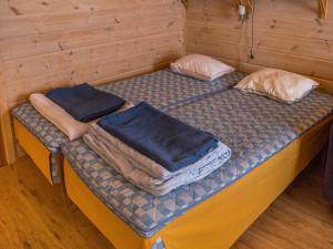 two beds in a room with two pillows at Holiday Home Vaeltajankulma huoneisto 3 by Interhome in Ylläs