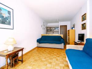 sala de estar con cama azul y sofá en Apartment Solaria-2 by Interhome, en Campestrin