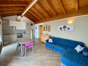- un salon avec un canapé bleu et une table dans l'établissement Apartment Margherita-5 by Interhome, à Gravedona