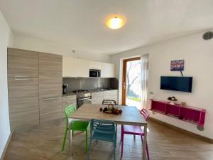 cocina con mesa y sillas en una habitación en Apartment Margherita-4 by Interhome en Gravedona