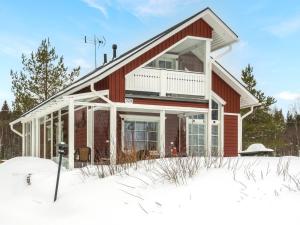 a house in the snow with a parking meter at Holiday Home Pyrykieppi by Interhome in Sonka