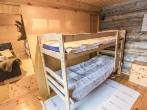 ユッラスヤルヴィにあるHoliday Home Ylläsrova b5 - kasku by Interhomeのキャビン内の二段ベッド2台が備わる客室です。