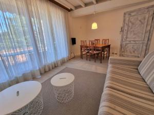 Afbeelding uit fotogalerij van Apartment Hermitage-5 by Interhome in Porto Valtravaglia