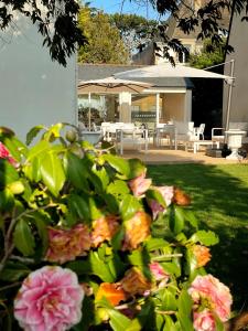 einen Busch mit rosa Blumen im Hof in der Unterkunft Hotel La Licorne in Carnac