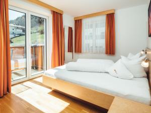 Posteľ alebo postele v izbe v ubytovaní Apartment Ladis-2 by Interhome