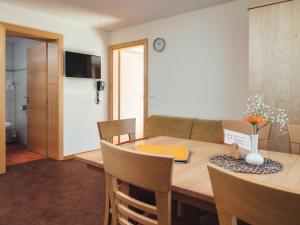 Televízia a/alebo spoločenská miestnosť v ubytovaní Apartment Ladis-2 by Interhome