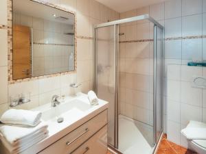 ein Bad mit einer Dusche und einem Waschbecken in der Unterkunft Apartment Ladis-2 by Interhome in Ladis
