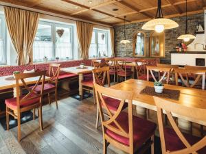 Reštaurácia alebo iné gastronomické zariadenie v ubytovaní Apartment Ladis-2 by Interhome