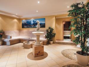 ラディスにあるApartment Ladis-5 by Interhomeの- 噴水のあるロビー