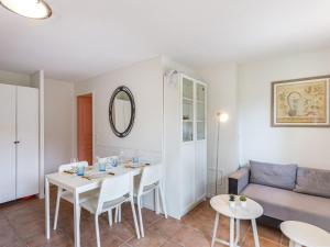 - un salon avec une table, des chaises et un canapé dans l'établissement Apartment Cap Négre - Domaine de la Pinède-4 by Interhome, à Aigue-Belle