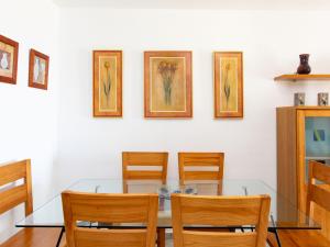een eetkamer met een glazen tafel en 4 stoelen bij Apartment Cala Verde II - AMU615 by Interhome in Salobreña