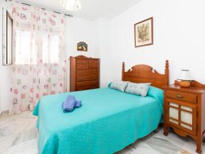 een slaapkamer met een bed met een hoed erop bij Apartment Cala Verde II - AMU615 by Interhome in Salobreña