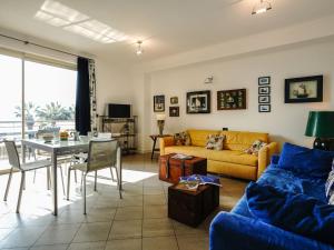salon z kanapą i stołem w obiekcie Apartment Marta by Interhome w mieście Terzorio
