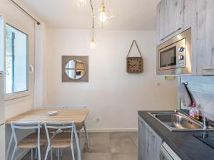 eine Küche mit einem Holztisch und einem Waschbecken in der Unterkunft Holiday Home Polpu by Interhome in Sari Solenzara