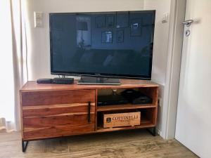 DittishausenにあるHoliday Home Nest by Interhomeの木製のエンターテイメントセンターのテレビ(ボックス付) +41枚の写真