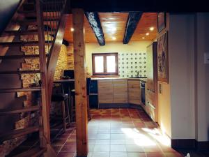 une cuisine avec un escalier menant à une kitchenette, dans l'établissement Maison de la Sauer - Bed and Breakfast | Chambre d’hôtes | Ferienhaus, à Munchhausen