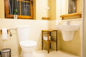 łazienka z toaletą i umywalką w obiekcie Apartamenty na Wydmie w Gąskach