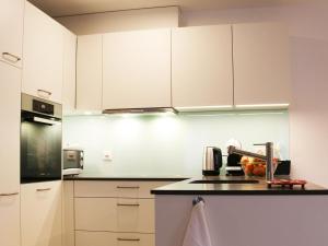 Kuchyň nebo kuchyňský kout v ubytování Apartment Deluxe Suite by Interhome