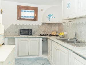 Kuchyňa alebo kuchynka v ubytovaní Holiday Home Omer by Interhome