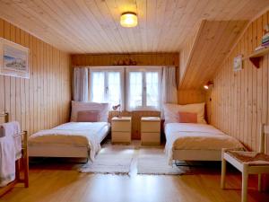 1 Schlafzimmer mit 2 Betten und einem Fenster in der Unterkunft Holiday Home Chalet Esther by Interhome in Brienz