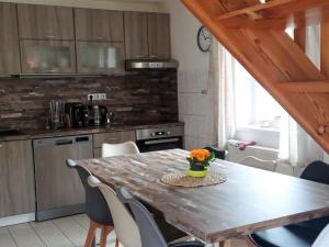Una cocina o kitchenette en Holiday Home Holiday Hill 26 by Interhome