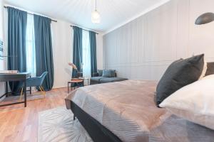 Schlafzimmer mit einem Bett, einem Schreibtisch und einem Schreibtisch in der Unterkunft City Appartement WAGRAM am Hauptbahnhof in Sankt Pölten