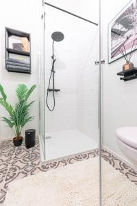 y baño con ducha y puerta de cristal. en City Appartement WAGRAM am Hauptbahnhof en Sankt Pölten