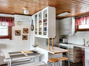 Η κουζίνα ή μικρή κουζίνα στο Holiday Home Pieni kiiruna by Interhome