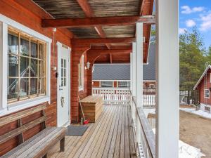 eine Veranda eines Hauses mit einer Holzterrasse in der Unterkunft Holiday Home Iso kiiruna by Interhome in Hyrynsalmi