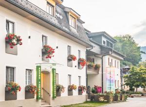 una fila de edificios blancos con flores en ellos en Bio-Bauernhof-Hotel Matlschweiger, en Lassing