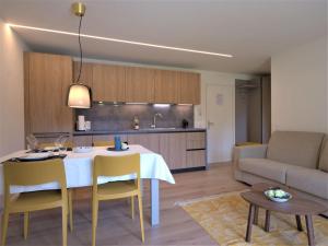 Kuchyň nebo kuchyňský kout v ubytování Apartment Chesa Stè 8 by Interhome