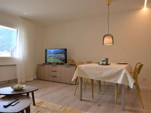 TV a/nebo společenská místnost v ubytování Apartment Chesa Stè 8 by Interhome