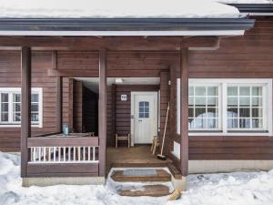 Cabaña de madera con porche en la nieve en Holiday Home Välitie 4 f 14 by Interhome, en Sirkka