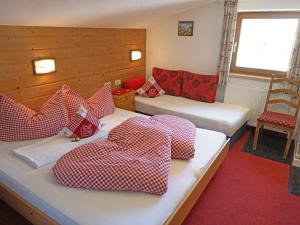 Ένα ή περισσότερα κρεβάτια σε δωμάτιο στο Apartment Alpenhof-3 by Interhome