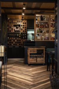 una camera con bar con bancone e bottiglie di vino di Bed and Brekfast Donatella a Piran