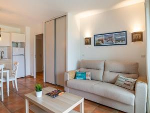 Ein Sitzbereich in der Unterkunft Apartment Domaine Iratzia by Interhome