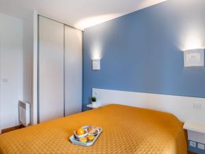 En eller flere senger på et rom på Apartment Domaine Iratzia by Interhome