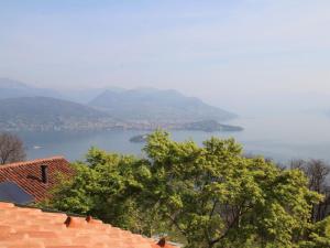 Blick auf einen See vom Dach eines Hauses in der Unterkunft Holiday Home Pietro by Interhome in Stresa